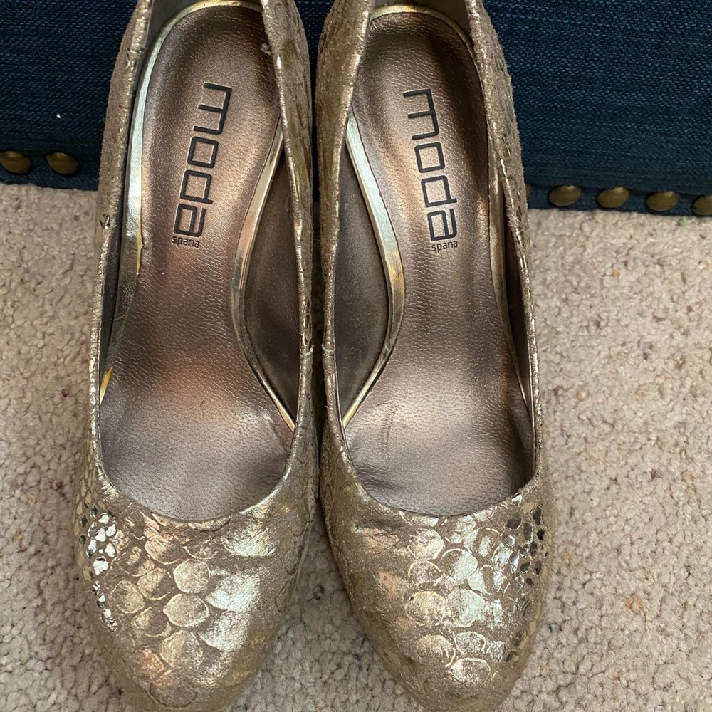 Gold sparkling heels size 7. Great condition!